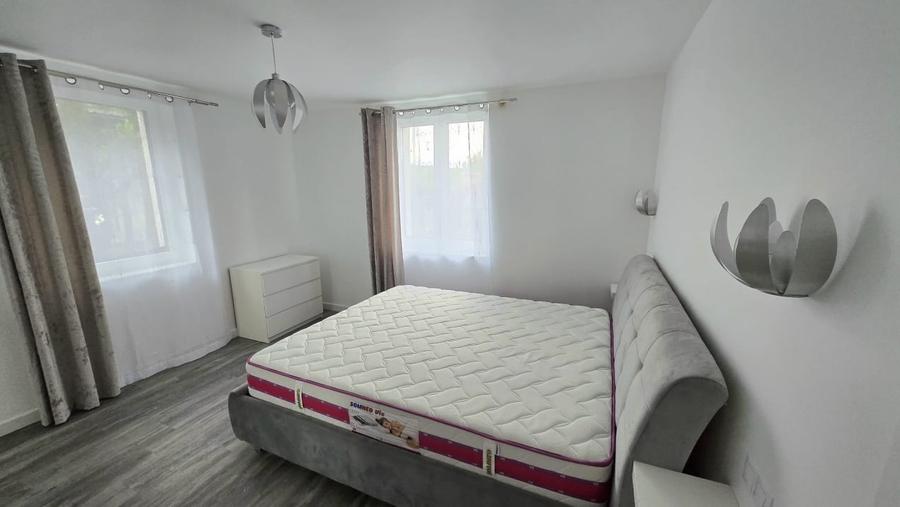 Casă individuală cu 7 camere cu Canalizare în Dâmbul Rotund