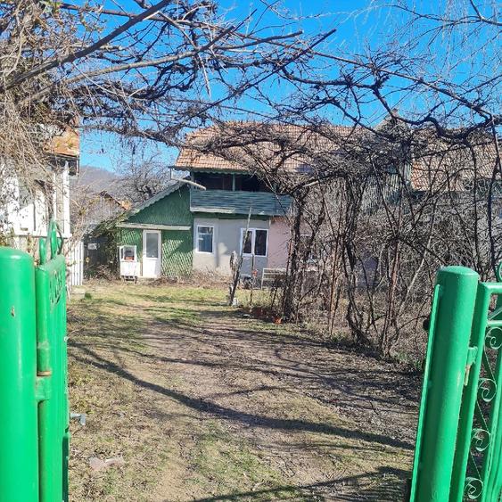 Casă cu 2 camere cu Teren 1200 Mp în Izvoarele