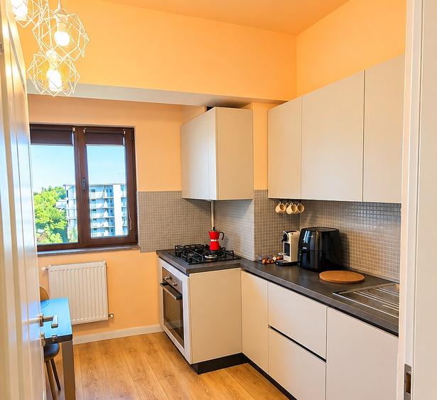 Apartament cu 3 camere decomandat, mobilat în Sisești