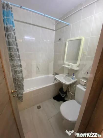 Apartament cu 5 camere decomandat în Micro 3