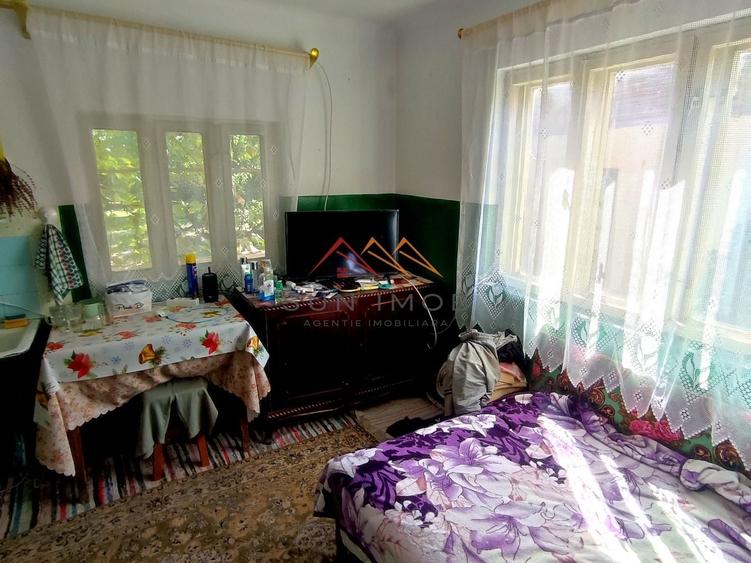 Casă individuală cu 9 camere cu Canalizare în Central