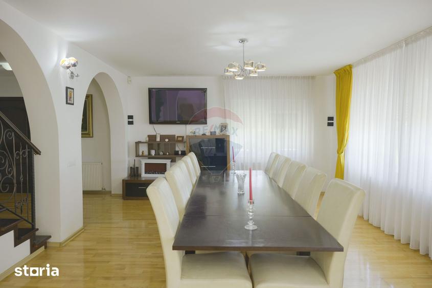 Casă cu 7 camere cu Teren 3093 Mp în Girov