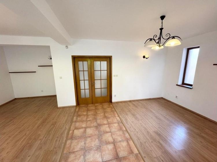 Casă cu 8 camere cu Teren 250 Mp în Tei