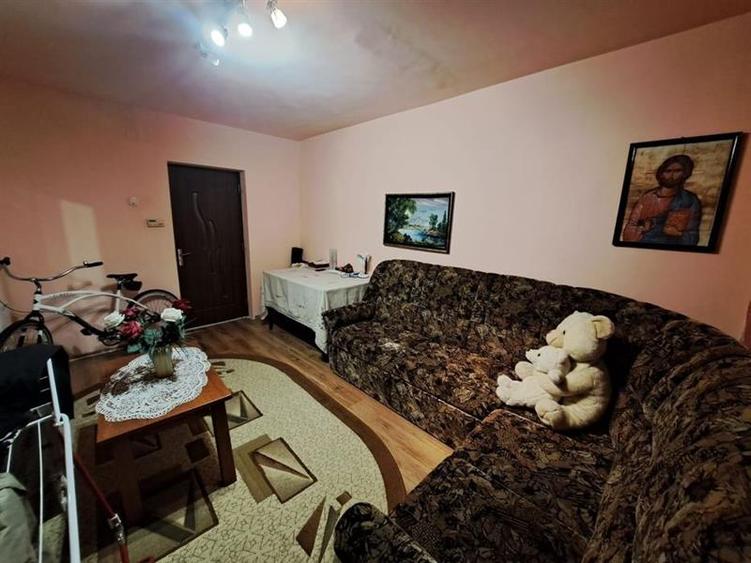 Apartament cu 3 camere decomandat, mobilat în Noua