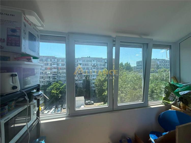 Apartament cu 3 camere semidecomandat în Berceni