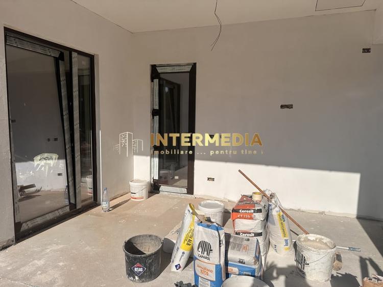 Casă individuală cu 4 camere cu Canalizare în Cetate