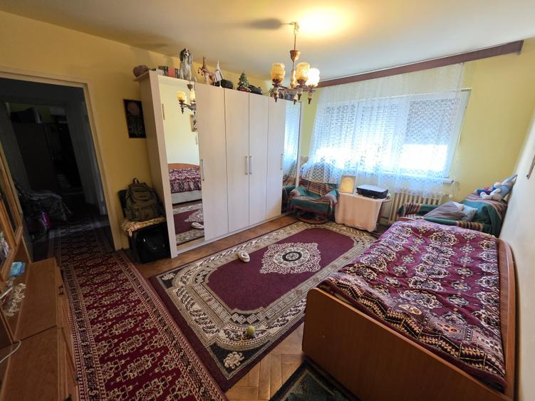 Apartament cu 4 camere semidecomandat în Dacia