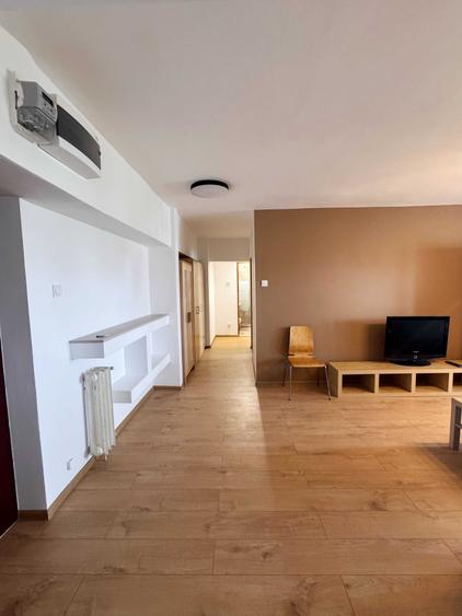 Apartament cu 3 camere semidecomandat în Kiseleff