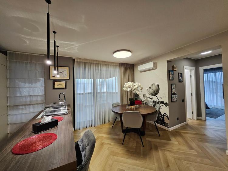 Apartament cu 4 camere semidecomandat, mobilat în Iancu Nicolae