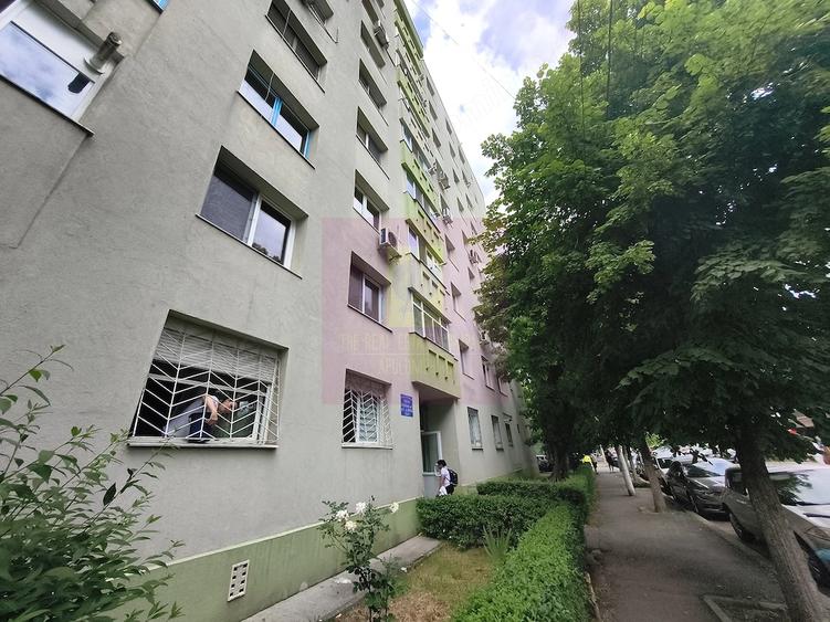 Apartament cu 3 camere decomandat, mobilat în Colentina