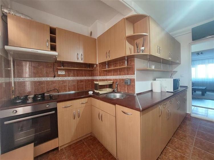 Apartament cu 3 camere decomandat, mobilat în Sud