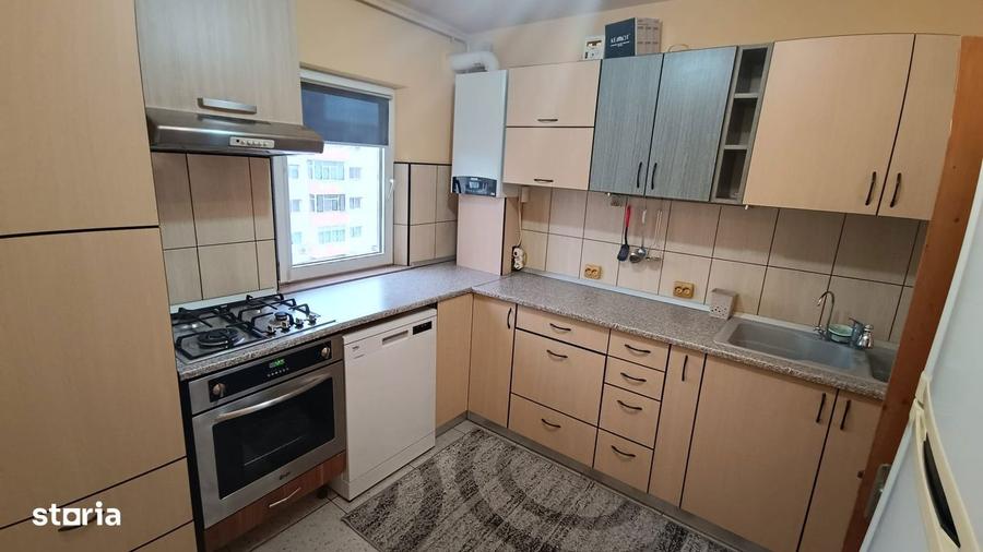 Apartament cu 3 camere decomandat în Carrefour