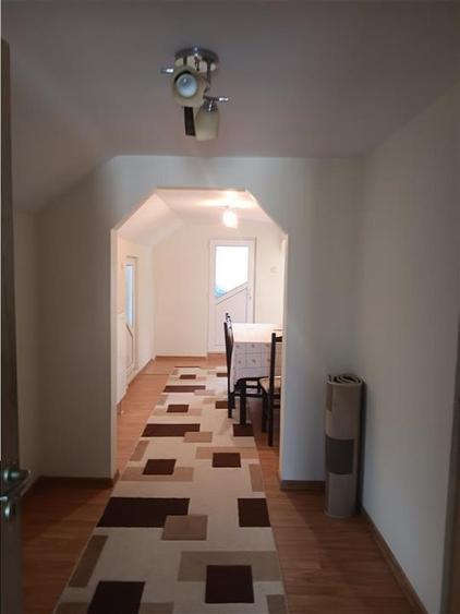 Casă cu 9 camere cu Canalizare în Cârlig
