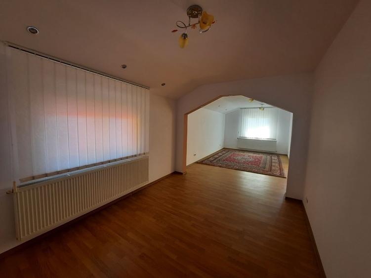Casă individuală cu 5 camere cu Garaj în Săvinești
