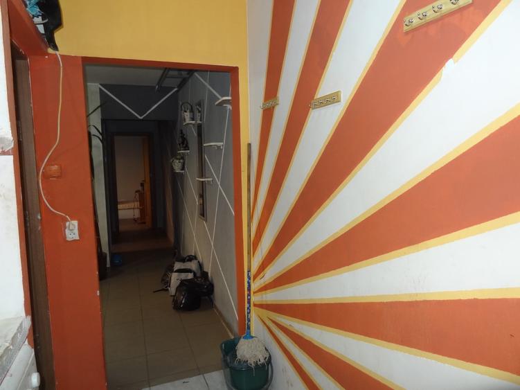 Apartament cu 3 camere nedecomandat în Km 4-5