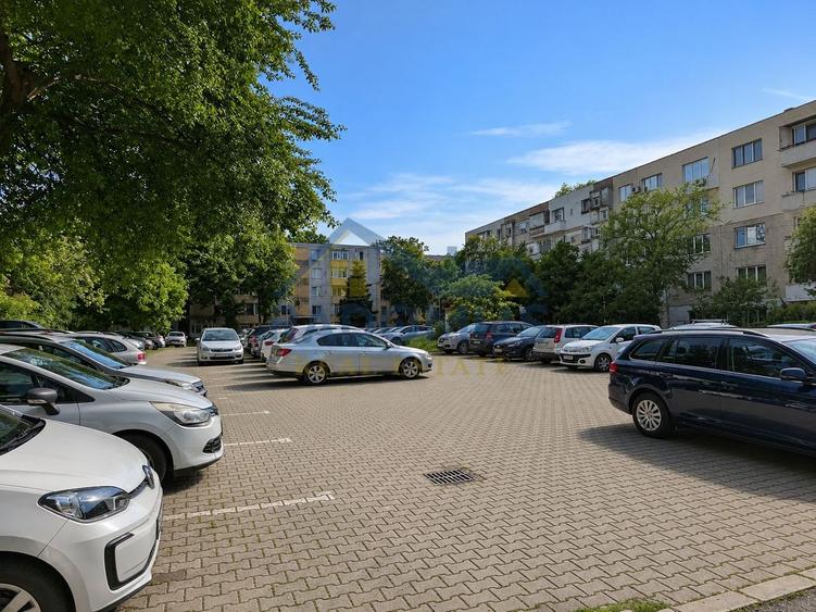Apartament cu 3 camere semidecomandat, mobilat în Cina