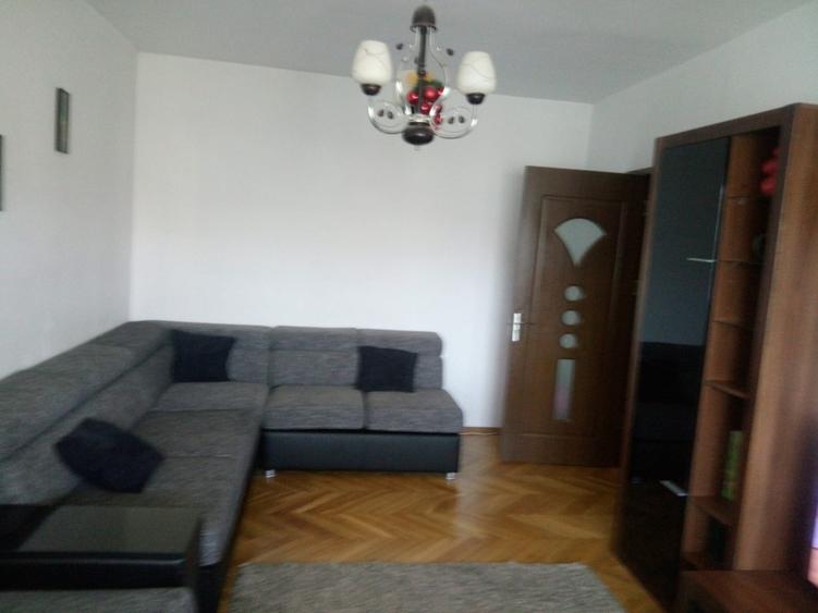 Închiriez apartament 3 camere - 8