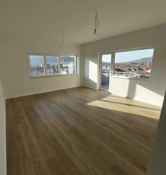 Apartament cu 3 camere semidecomandat în Baciu