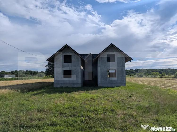Casă cu 7 camere cu Teren 7500 Mp în Central