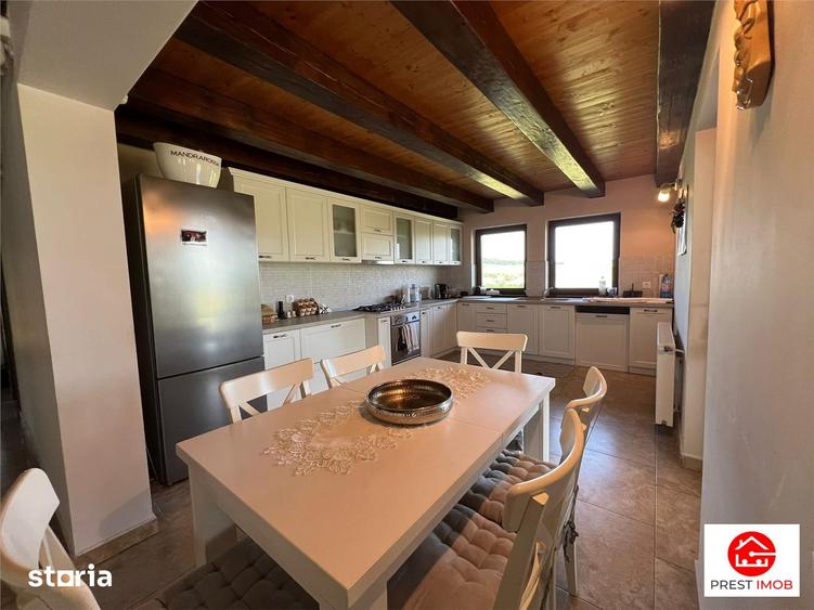 Casă cu 6 camere cu Teren 46000 Mp în Ceuaș