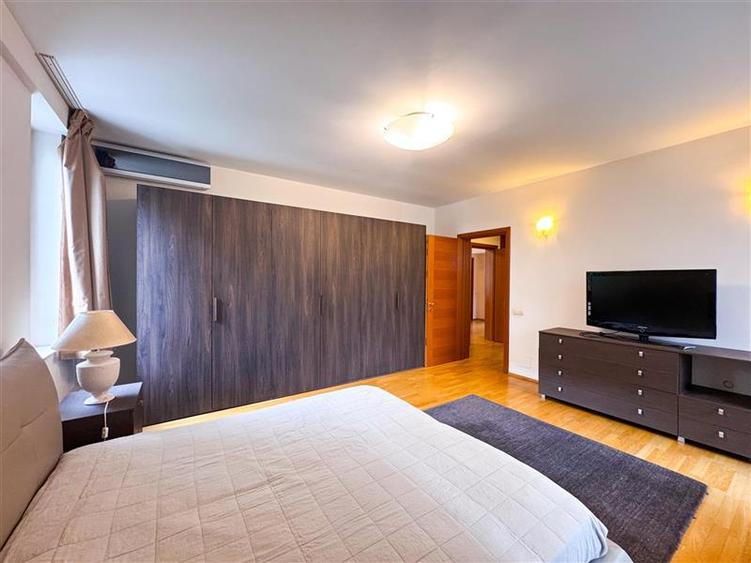Apartament cu 4 camere semidecomandat, mobilat în Herăstrău
