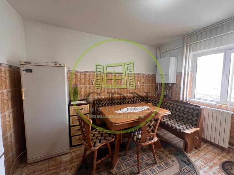 Apartament cu 3 camere decomandat, mobilat în Rovine