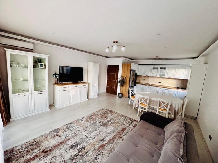Apartament cu 4 camere decomandat în Tractorul
