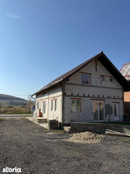 Casă cu 5 camere cu Teren 1000 Mp în Ceuaș