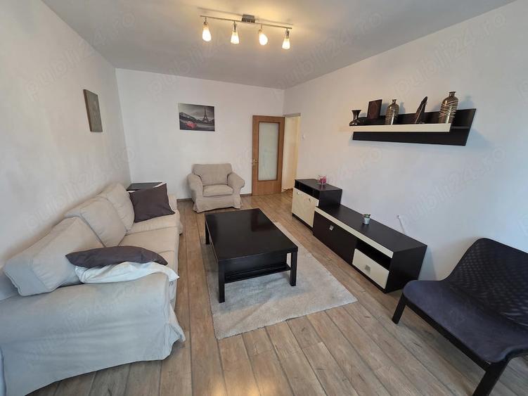 Apartament cu 3 camere decomandat în P-ța Victoriei