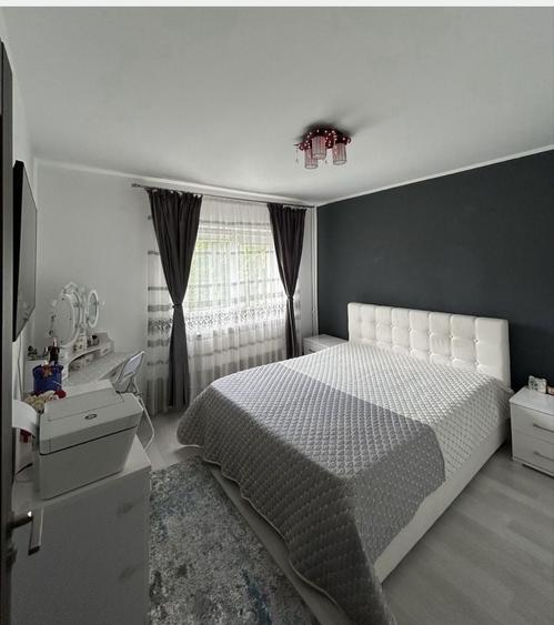 Apartament cu 3 camere decomandat în Craiovița Nouă