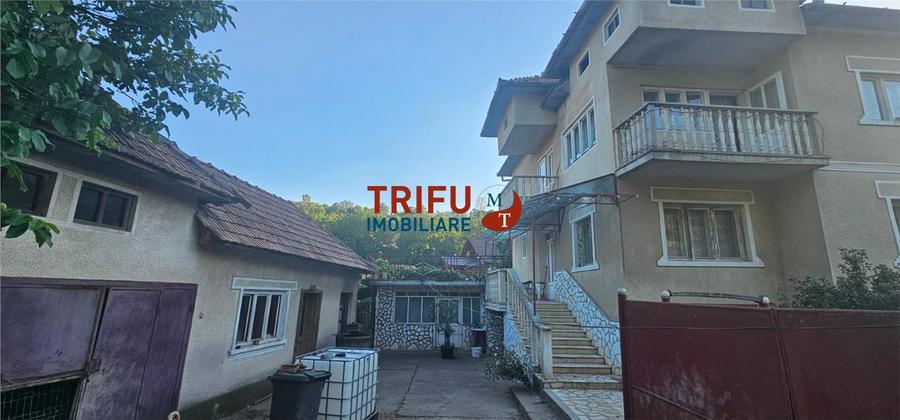 Casă individuală cu 8 camere cu Garaj în Ampoița