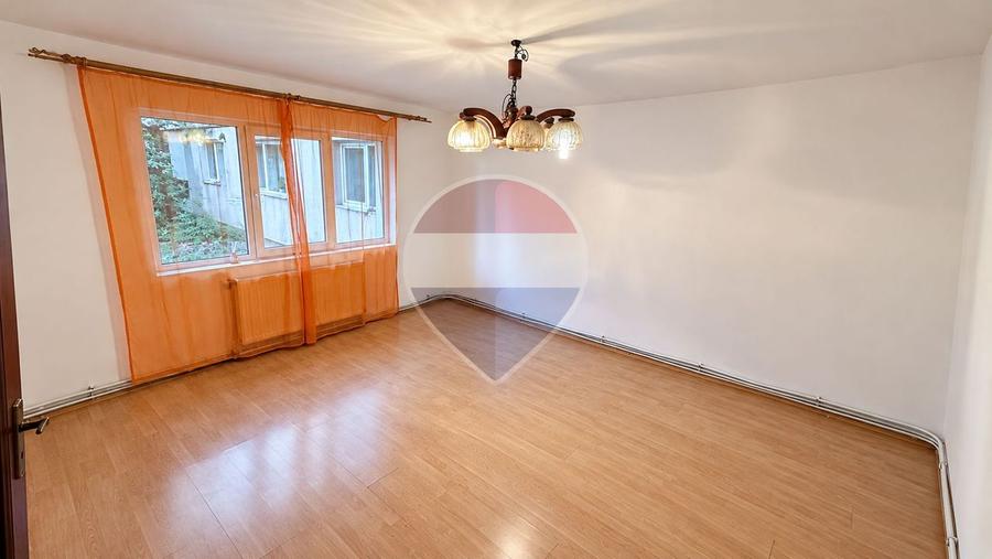 Apartament cu 3 camere decomandat în Săsar