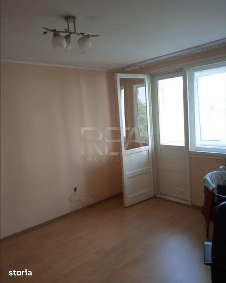 Apartament cu 3 camere semidecomandat în Drumul Taberei