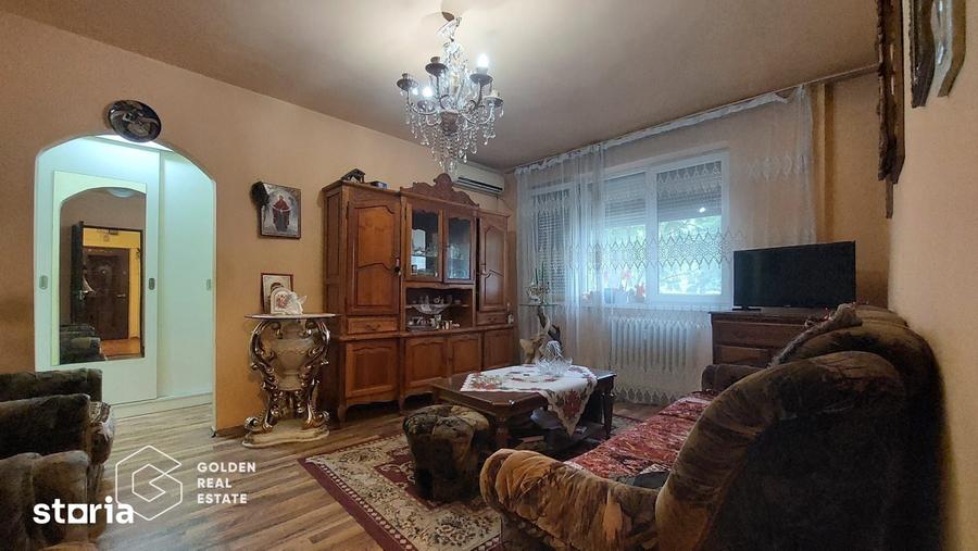 Apartament cu 3 camere semidecomandat în Miron Costin