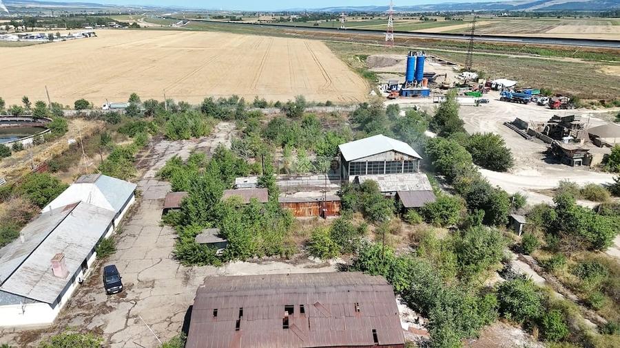 Teren de 15693 mp, în Sud