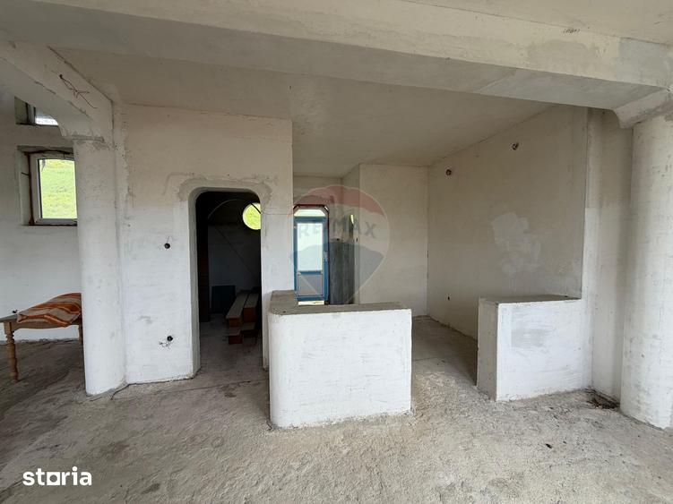 Casă cu 6 camere cu Teren 2681 Mp în Central