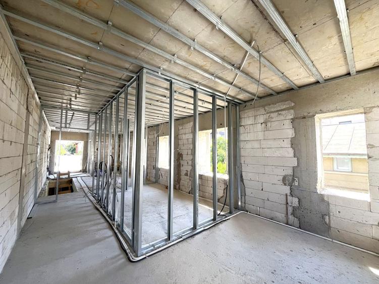 Casă individuală cu 4 camere cu Canalizare în Romană