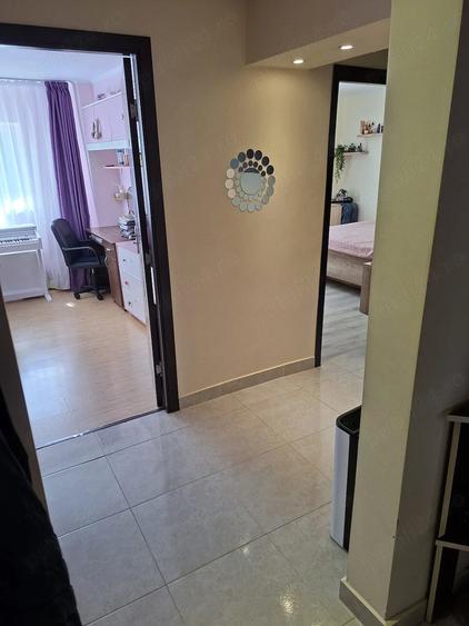 Apartament cu 3 camere decomandat în 1 Decembrie