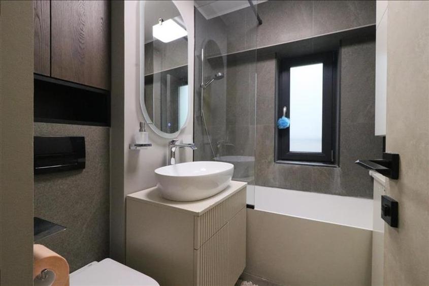 Apartament cu 4 camere decomandat în Central