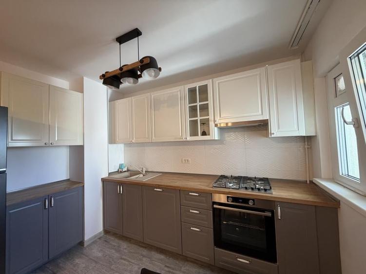 Apartament cu 3 camere decomandat în Olteniței