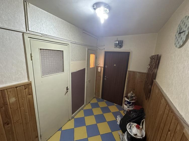 Apartament cu 3 camere semidecomandat în Berceni