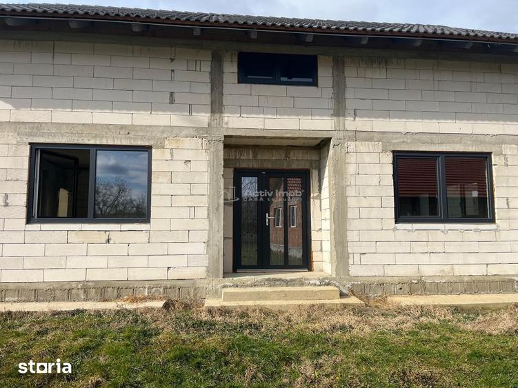 Casă cu 5 camere cu Teren 1414 Mp în Știuca
