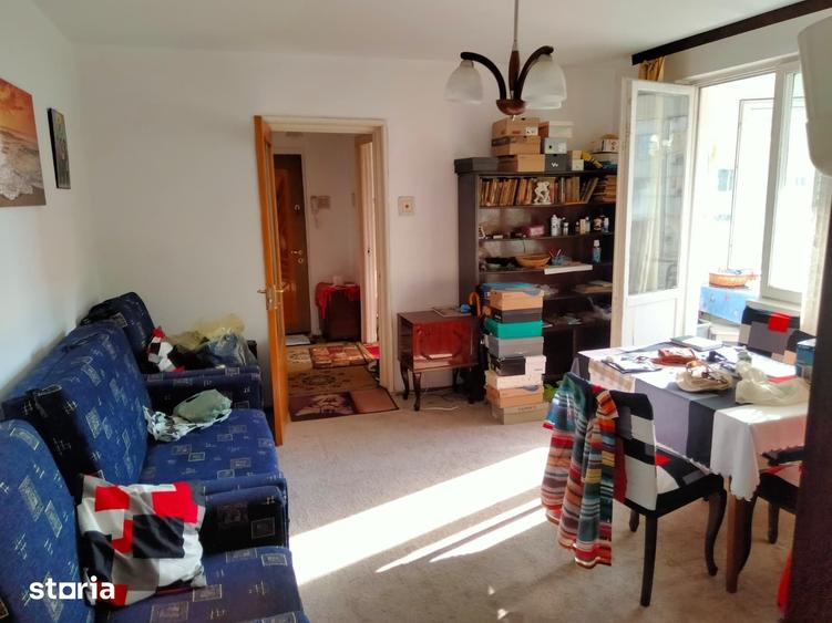 Apartament cu 3 camere semidecomandat în Tei