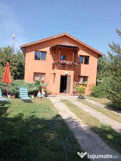 Casă cu 5 camere cu Teren 794 Mp în Livedea