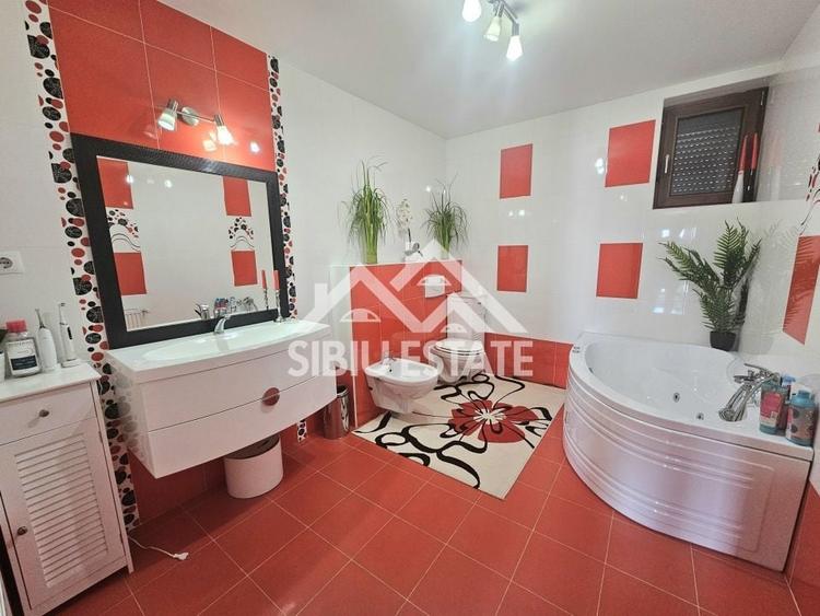 Casă individuală cu 5 camere cu Canalizare în Șura Mare