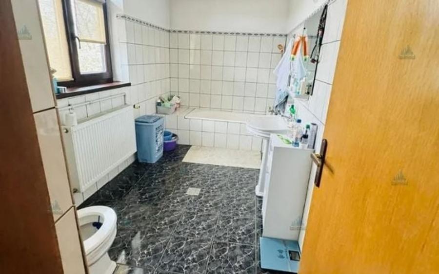 Casă individuală cu 5 camere cu Canalizare în Central