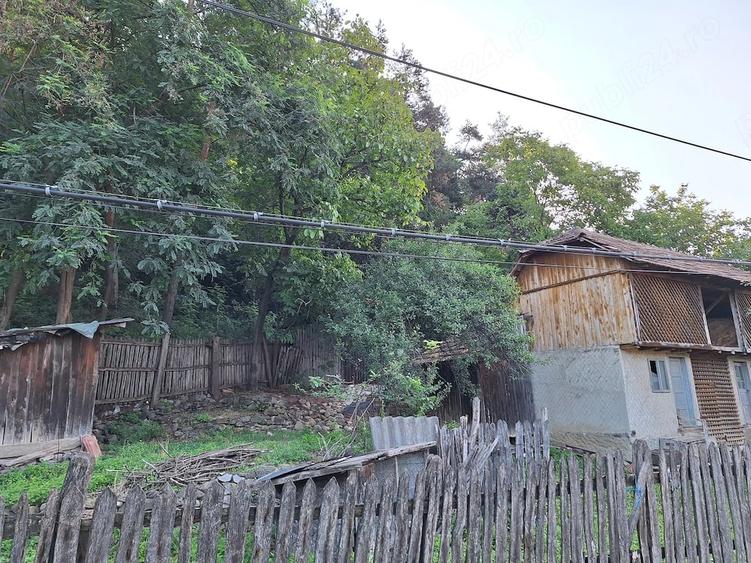 Casă cu 2 camere cu Teren 350 Mp în Cătina