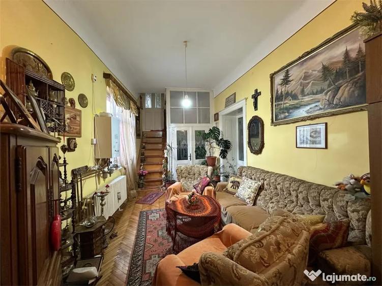 Casă cu 7 camere cu Teren 900 Mp în Central