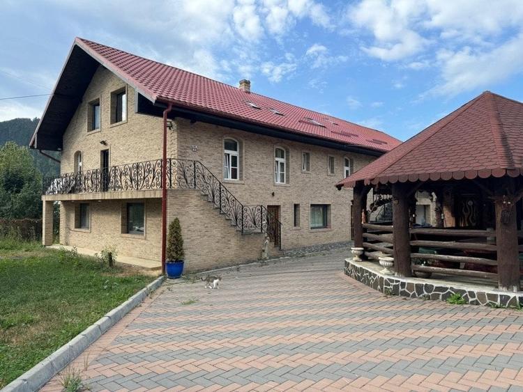 Casă cu 13 camere cu Teren 2500 Mp în Sucevița
