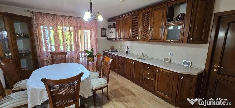 Casă cu 5 camere cu Teren 860 Mp în Central